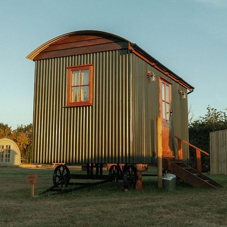 Glamping In Wiltshire In Our Luxury Shepherds Hut Chippenham  Zewnętrze zdjęcie
