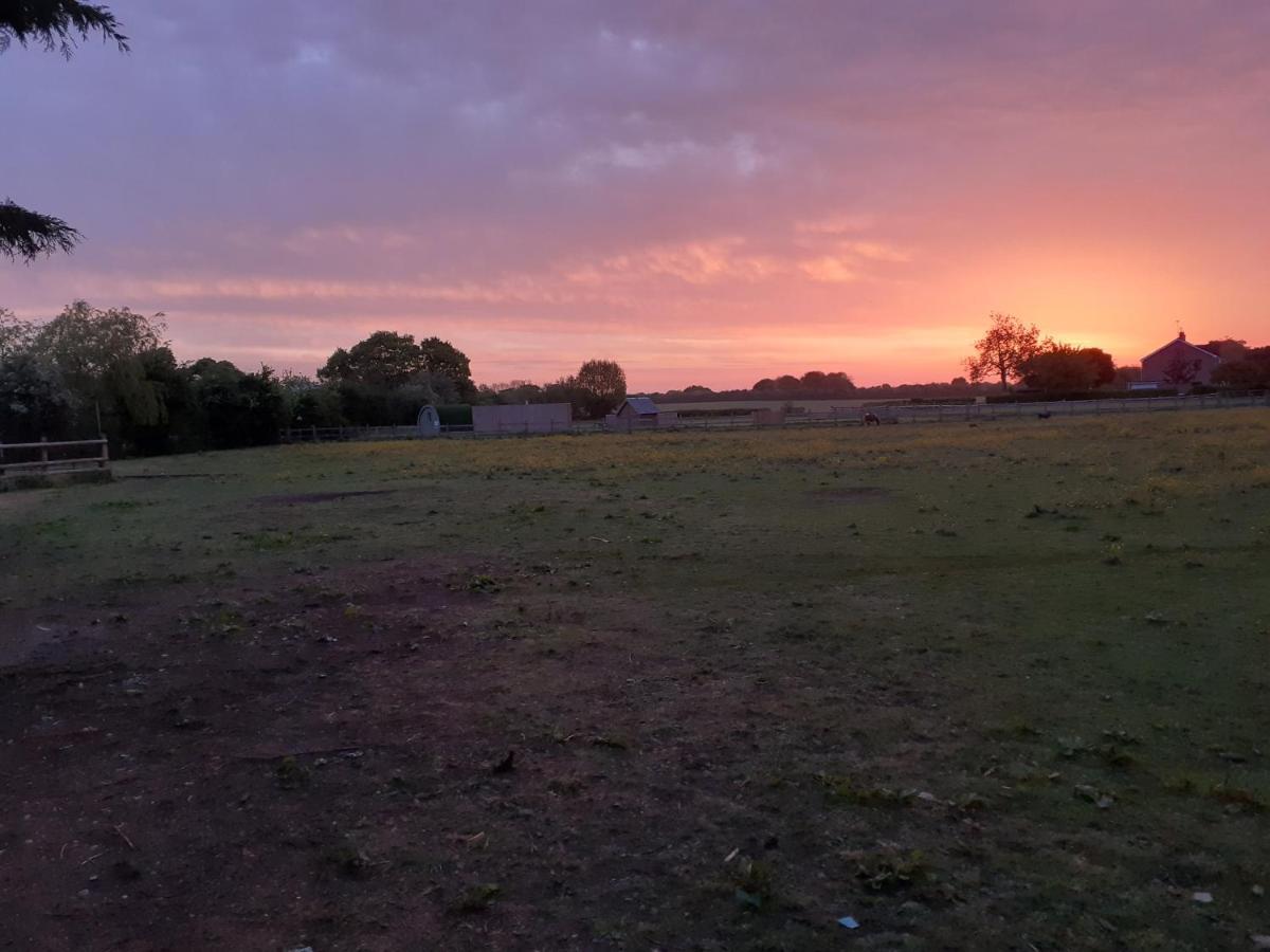 Glamping In Wiltshire In Our Luxury Shepherds Hut Chippenham  Zewnętrze zdjęcie