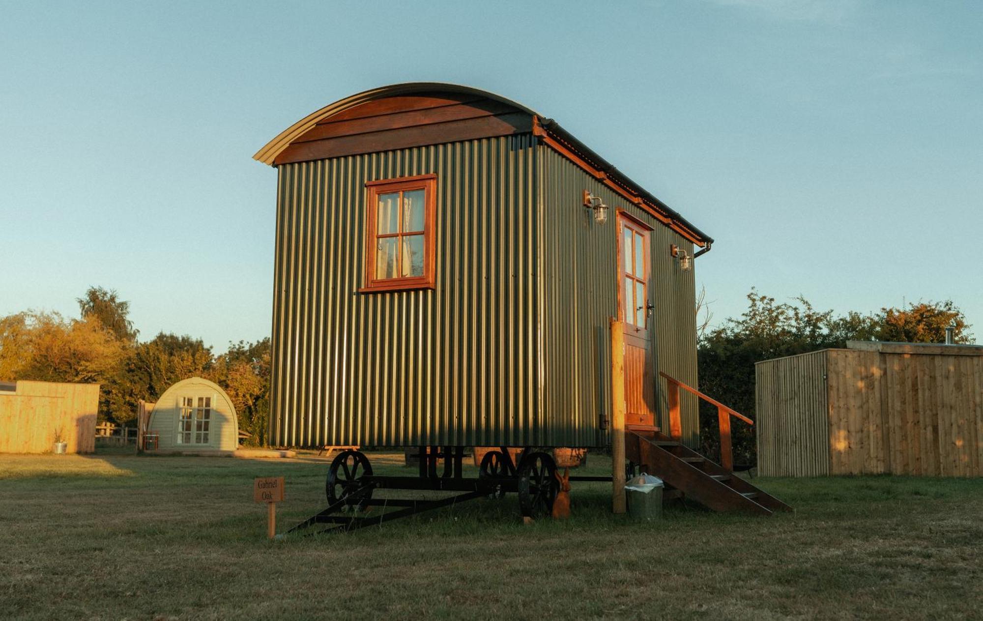 Glamping In Wiltshire In Our Luxury Shepherds Hut Chippenham  Zewnętrze zdjęcie