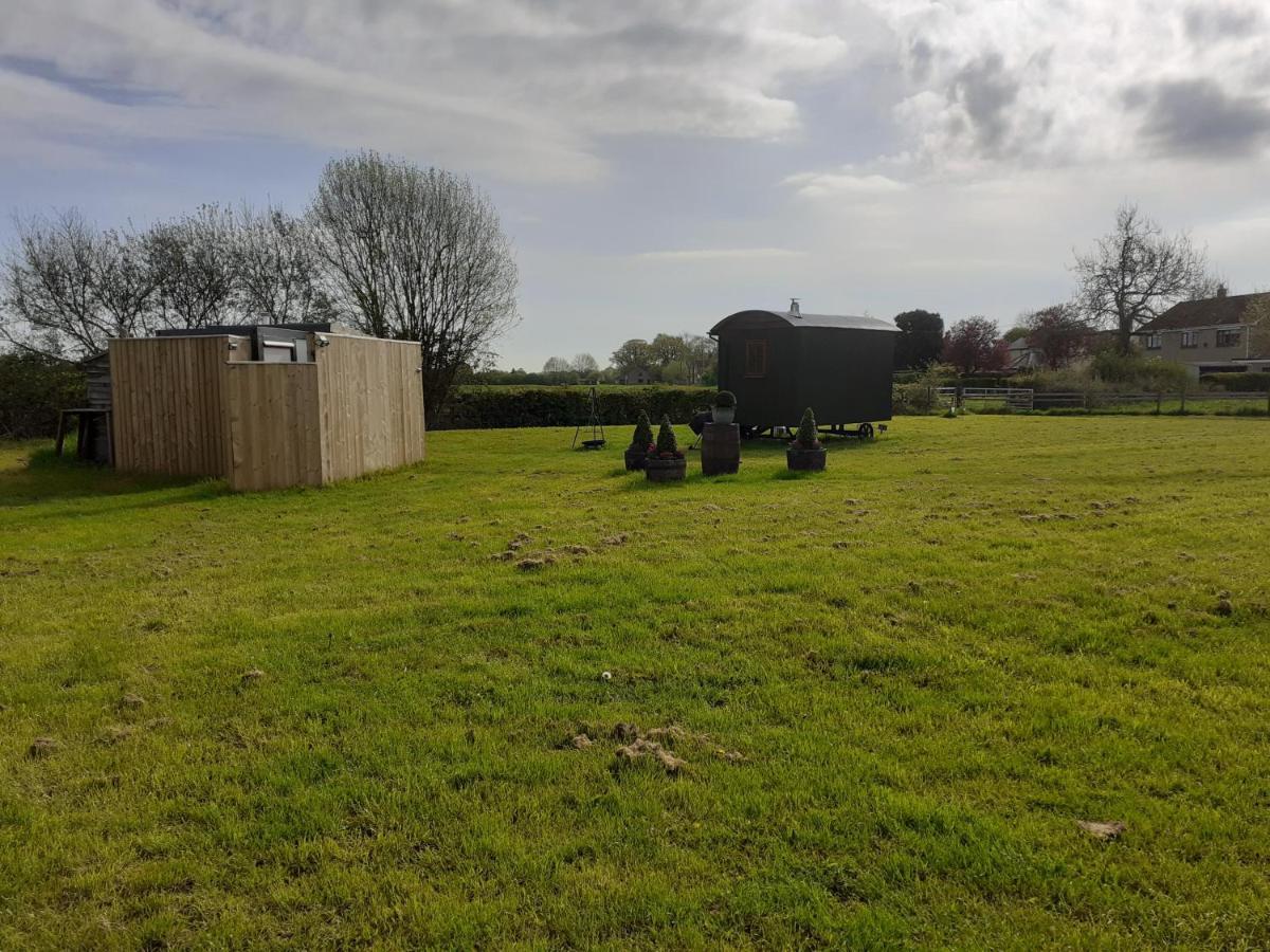 Glamping In Wiltshire In Our Luxury Shepherds Hut Chippenham  Zewnętrze zdjęcie