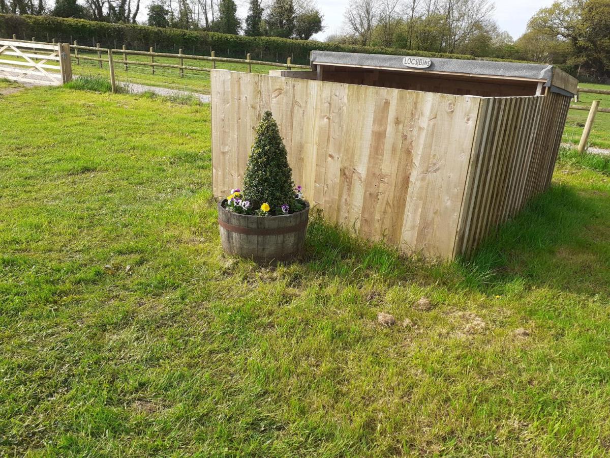 Glamping In Wiltshire In Our Luxury Shepherds Hut Chippenham  Zewnętrze zdjęcie