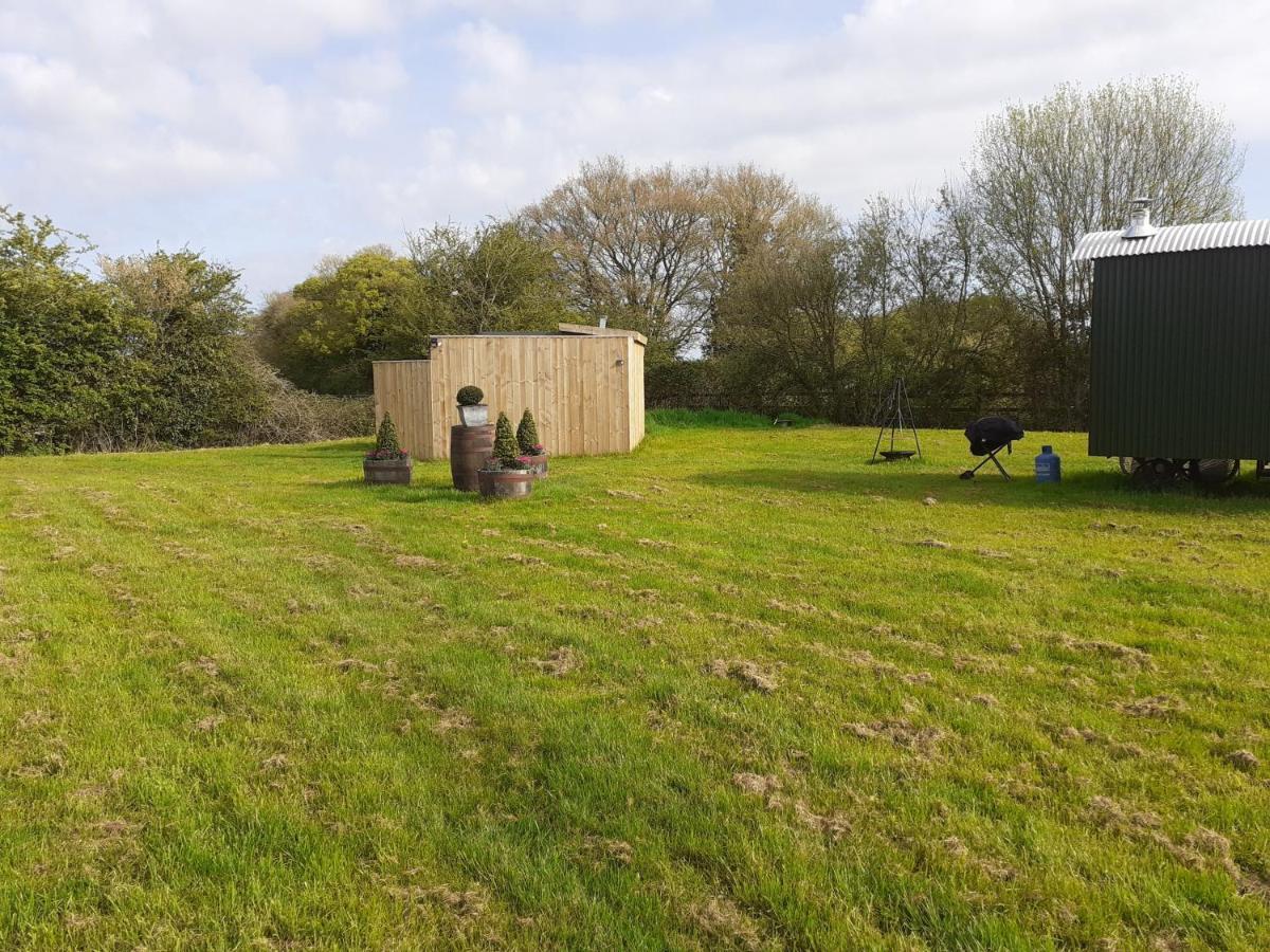 Glamping In Wiltshire In Our Luxury Shepherds Hut Chippenham  Zewnętrze zdjęcie