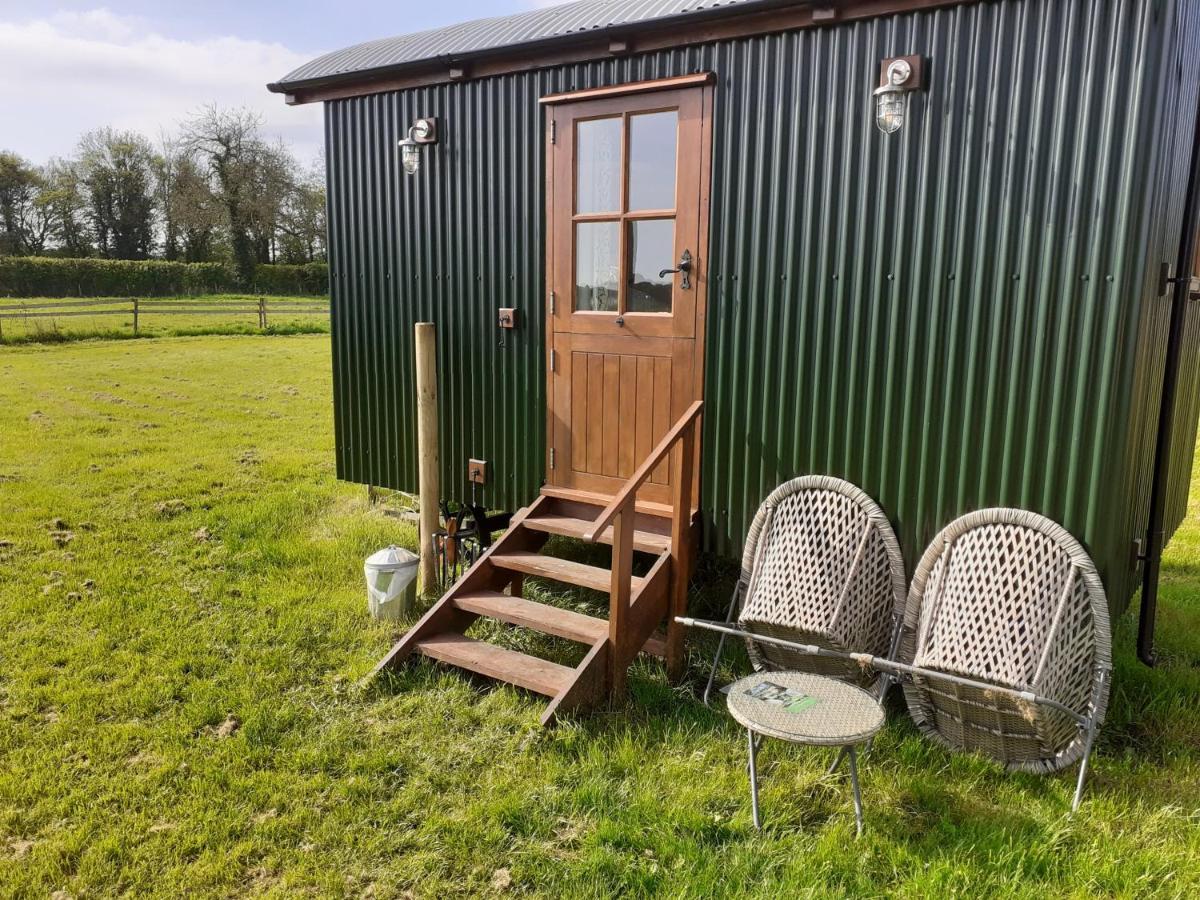 Glamping In Wiltshire In Our Luxury Shepherds Hut Chippenham  Zewnętrze zdjęcie