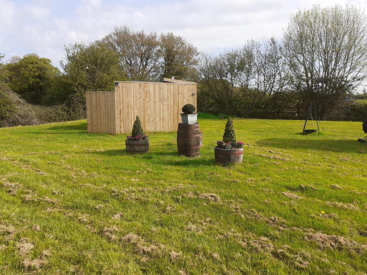 Glamping In Wiltshire In Our Luxury Shepherds Hut Chippenham  Zewnętrze zdjęcie